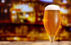 Коронацію короля Піла проводять за допомогою іржавої шаблі, на голову йому виливають відро пива