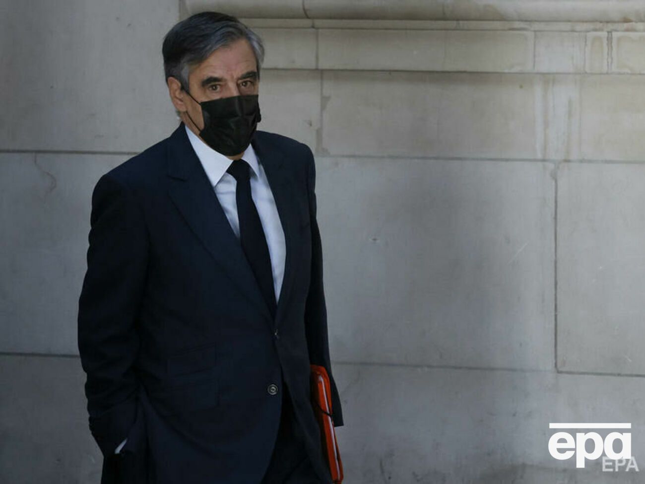 Уголовный суд Парижа летом приговорил Фийона к тюремному заключению за растрату государственных средств