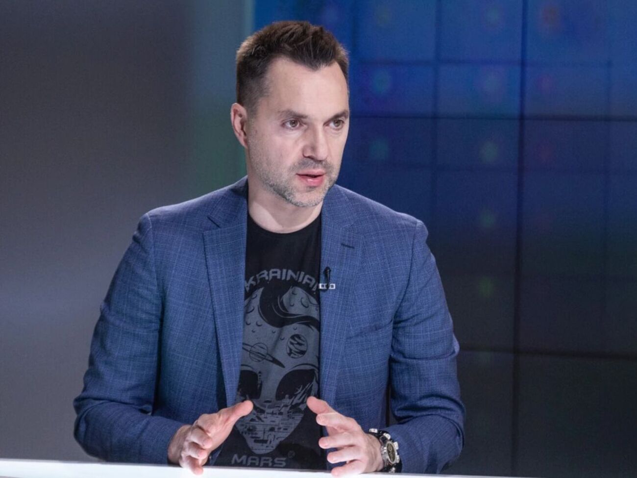 Арестович подчеркнул, что конфликт на Донбассе оккупанты пытаются представить как внутренний