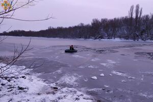 Под лед провалились дети в поселке Завалье