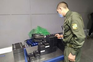 У чотирьох валізах знайшли 204 ґаджети, телефони вилучили