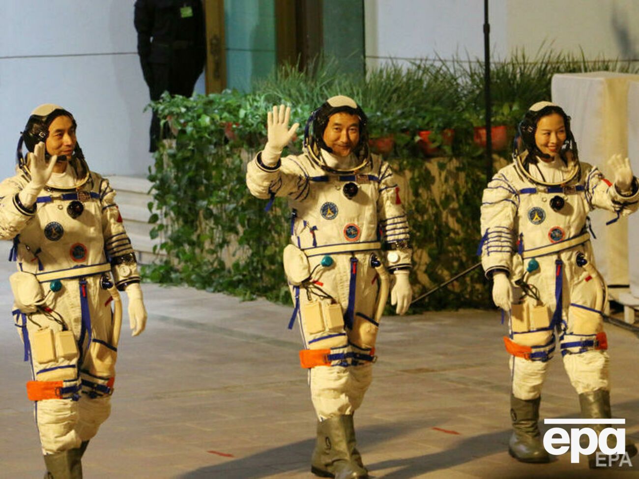 На "Тяньхэ" китайские космонавты отправились в октябре