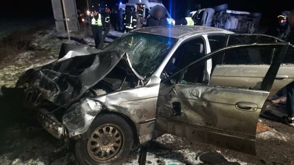 Оба водителя и три пассажира были госпитализированы