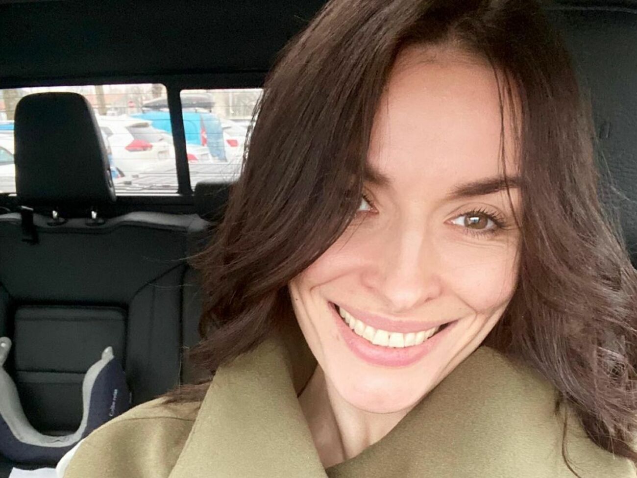 Мейхер продемонструвала сукню як модель