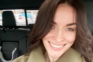 Мейхер продемонструвала сукню як модель