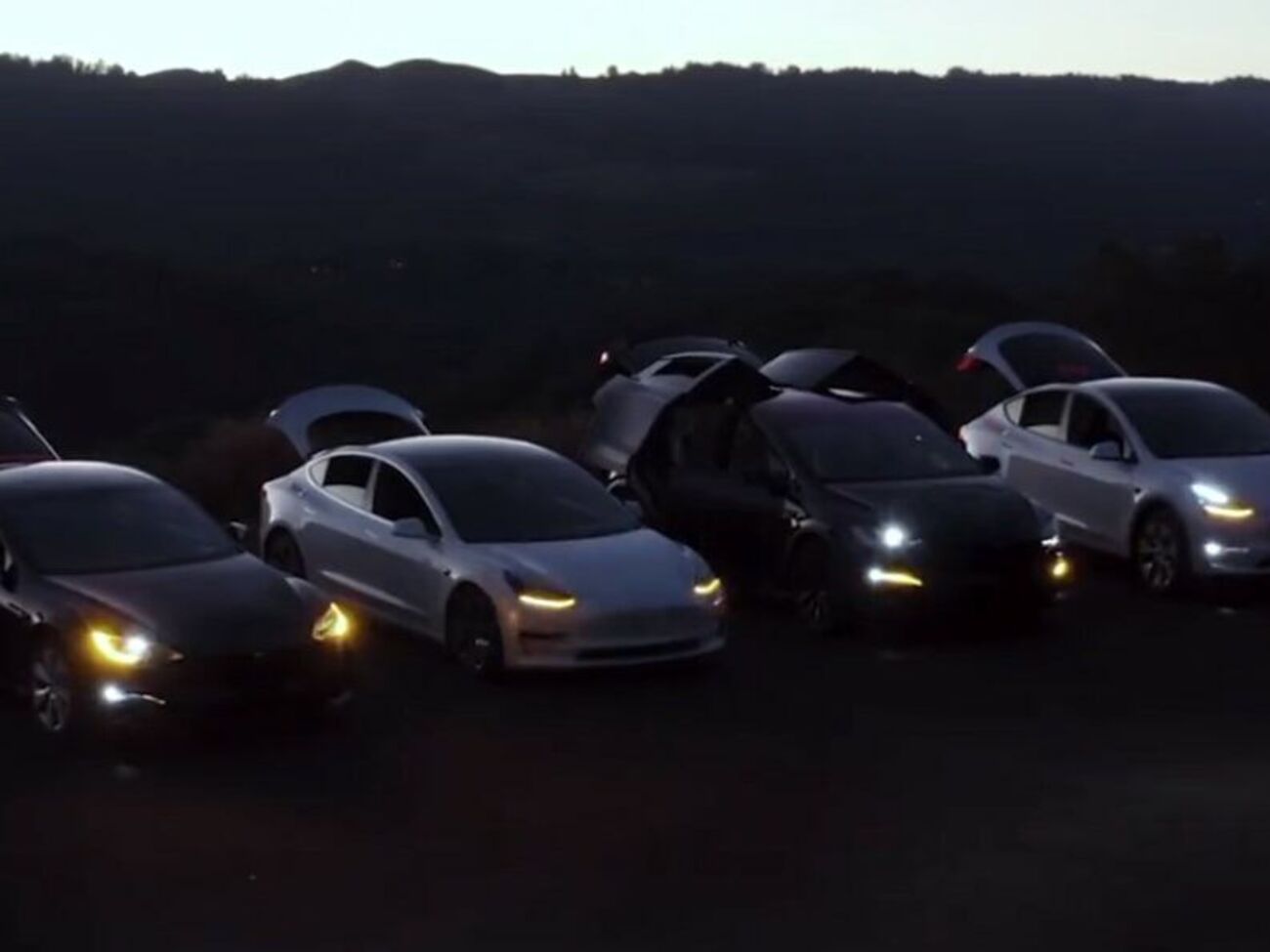 На видео четыре модели Tesla &ndash; S, 3, X и Y &ndash; стоят в ряд и моргают фарами под "Щедрик" украинского композитора Николая Леонтовича