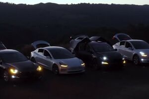 На видео четыре модели Tesla – S, 3, X и Y – стоят в ряд и моргают фарами под "Щедрик" украинского композитора Николая Леонтовича
