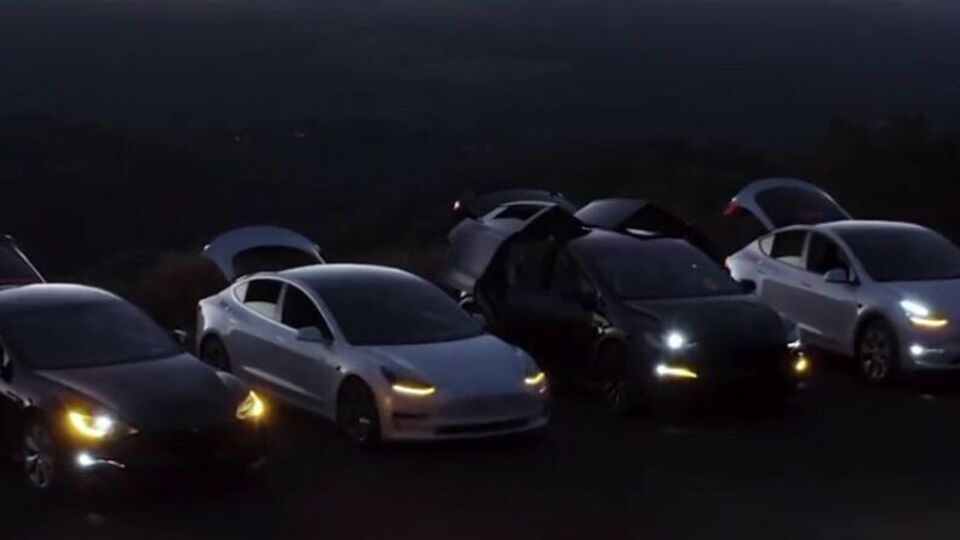 На видео четыре модели Tesla – S, 3, X и Y – стоят в ряд и моргают фарами под "Щедрик" украинского композитора Николая Леонтовича