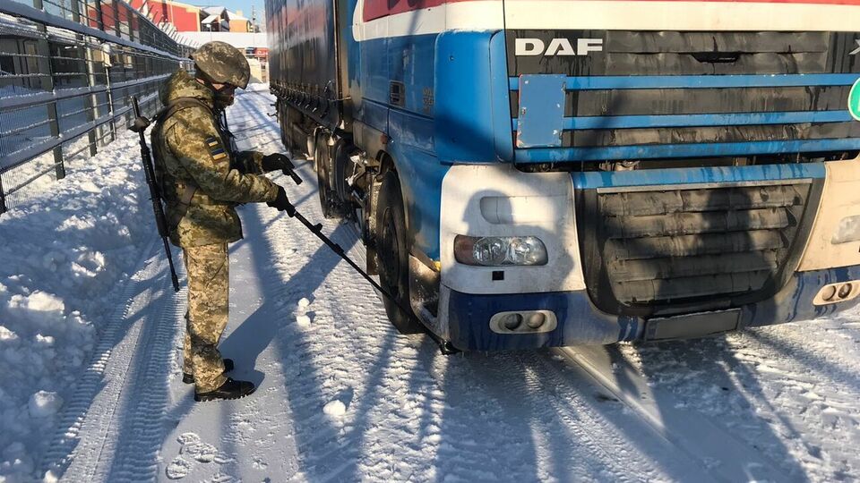 Вантажівки перевозили будівельні матеріали, товари медичного призначення та комп'ютерну техніку