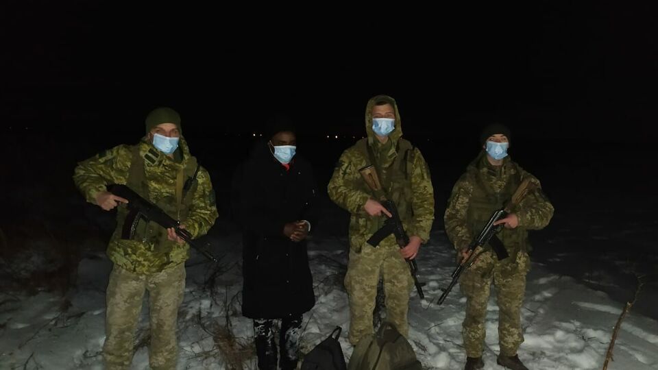 Иностранец рассказал, что работал в Харькове дворником, а потом решил добраться до Евросоюза
