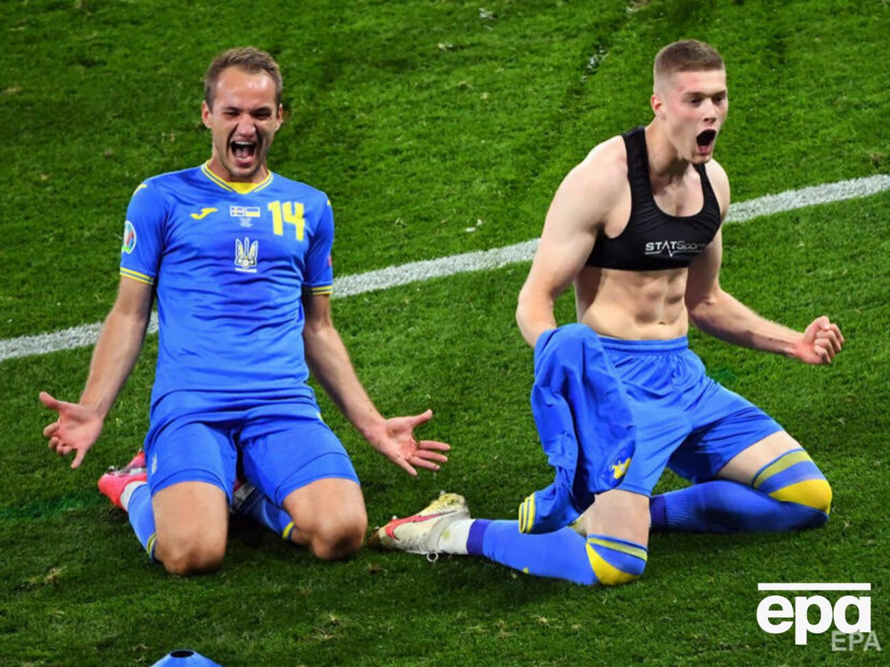 Довбик (праворуч) &ndash; наймолодший автор забитого гола в історії збірної України на чемпіонатах Європи з футболу