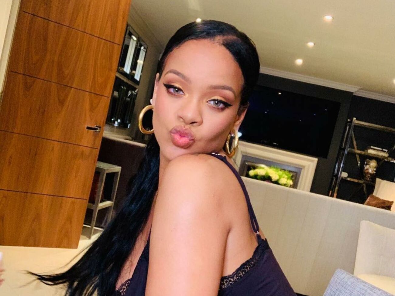 33-річна Ріанна знялася у прозорій білизні