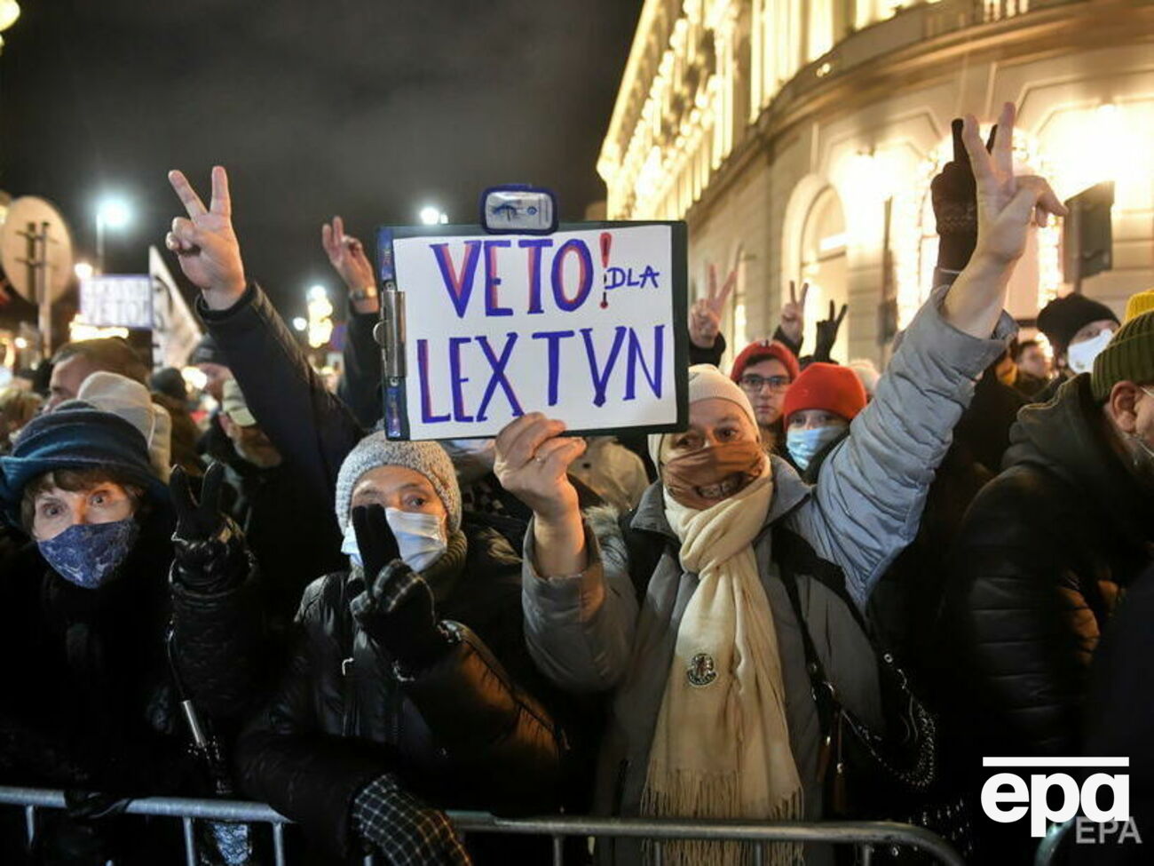 Закон, который ветировал Дуда, мог лишить лицензии оппозиционный канал TVN24. В поддержку телеканала в Польше устраивали акции протеста