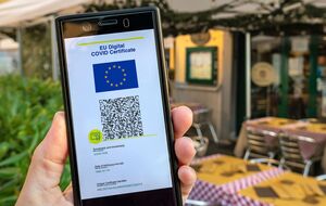 За подделку COVID-сертификата врача наказали штрафом в размере €40 тыс.