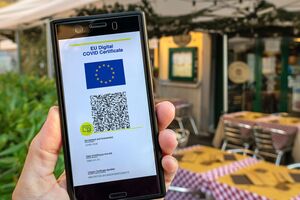 За підроблення COVID-сертифіката лікаря покарали штрафом у розмірі €40 тис.