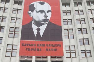 11-метровий банер із портретом Бандери розмістили на будівлі Тернопільської облради