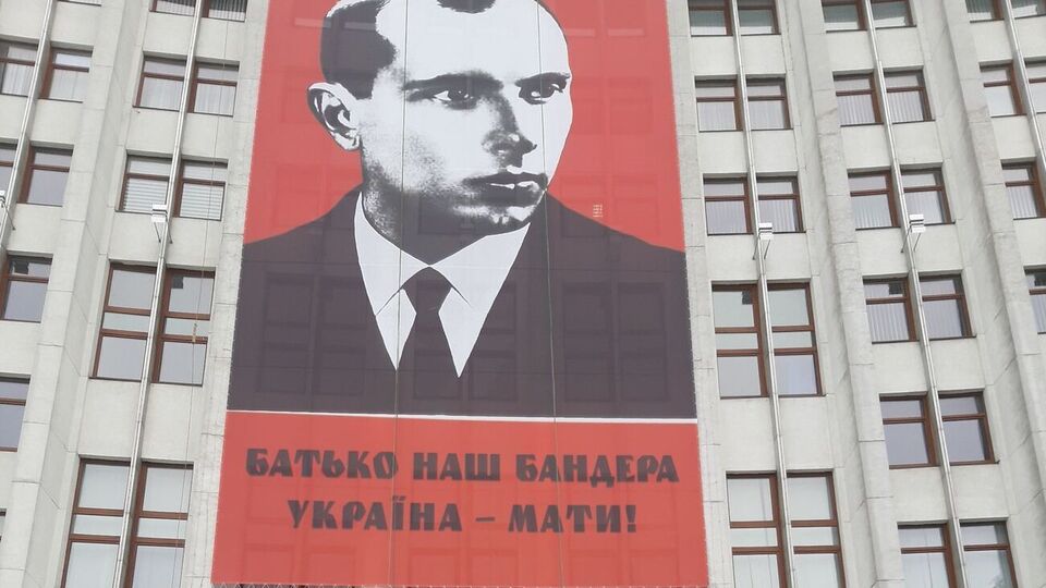 11-метровый баннер с портретом Бандеры разместили на здании Тернопольского облсовета