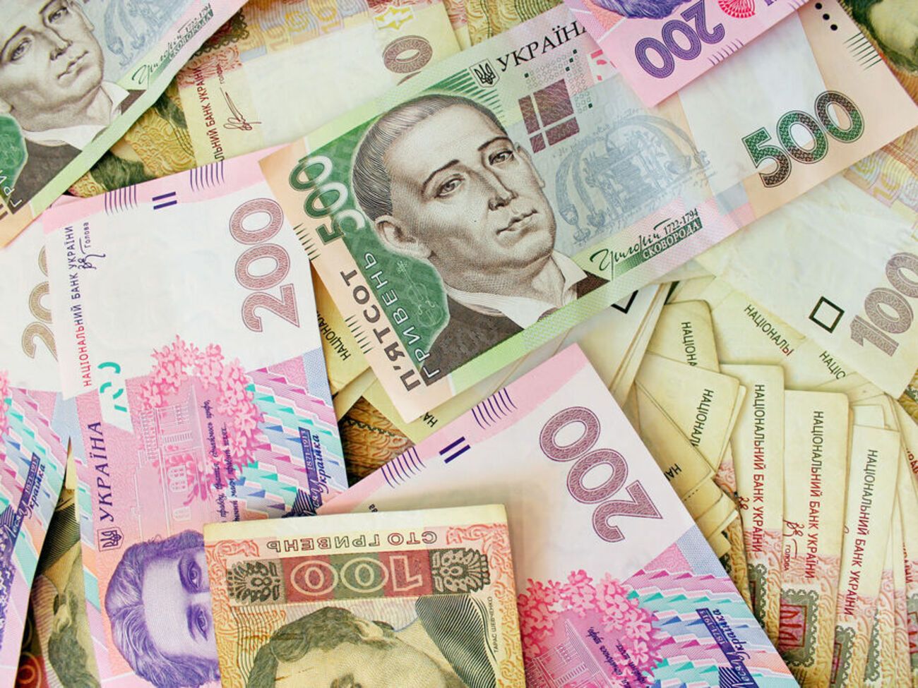Курс гривні щодо долара зріс із 27,27 грн/$ до 27,23 грн/$