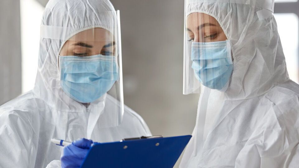 За прошлые сутки в больницы попали 944 пациента с COVID-19