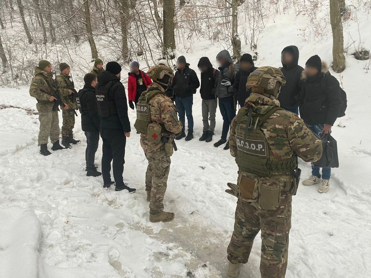 Иностранцы никаких документов при себе не имели. Все представились гражданами Пакистана