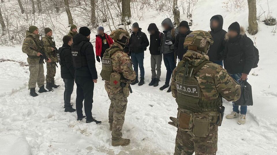 Иностранцы никаких документов при себе не имели. Все представились гражданами Пакистана