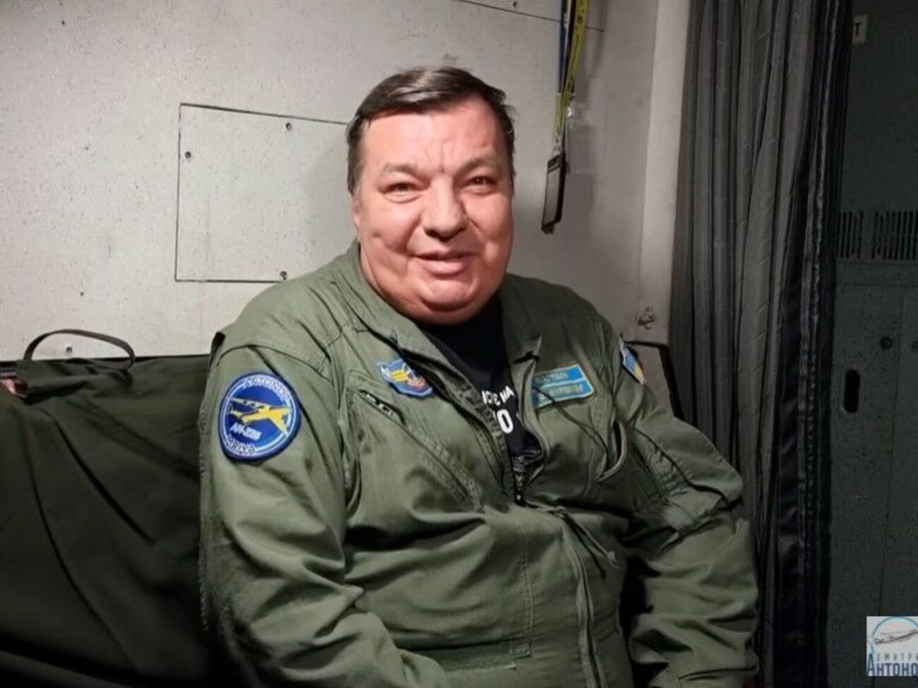 Антонов показав, як садили літак у "жахливу погоду"