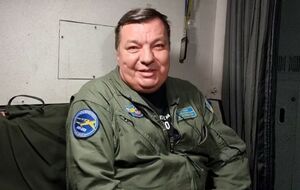 Антонов показав, як садили літак у "жахливу погоду"