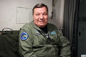 Антонов показал, как сажали самолет при "ужасной погоде"