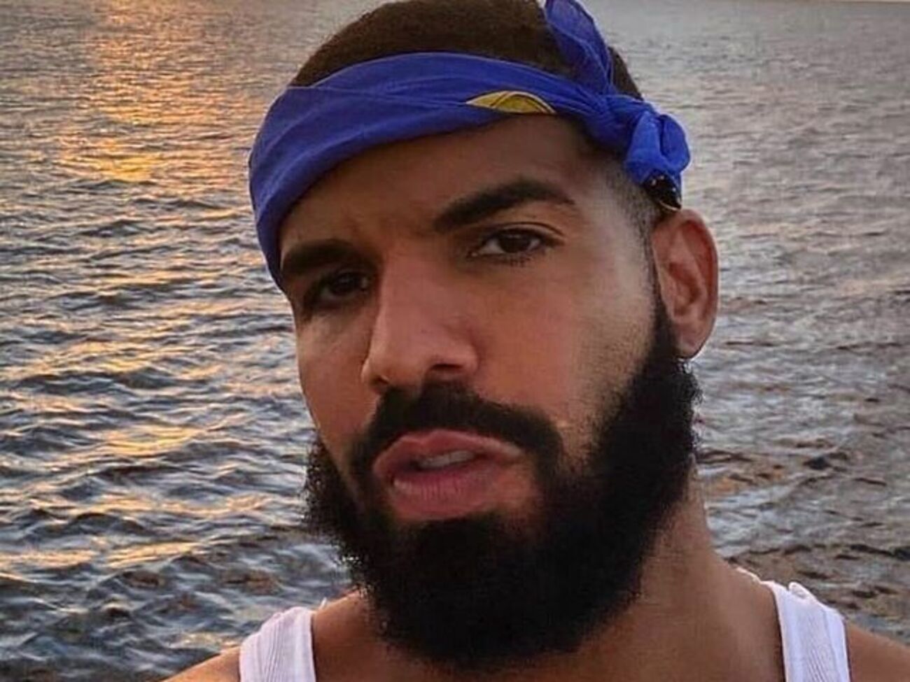 Дрейк во время раздачи денег сидел в авто