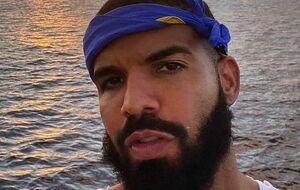 Дрейк во время раздачи денег сидел в авто