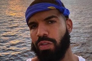 Дрейк во время раздачи денег сидел в авто