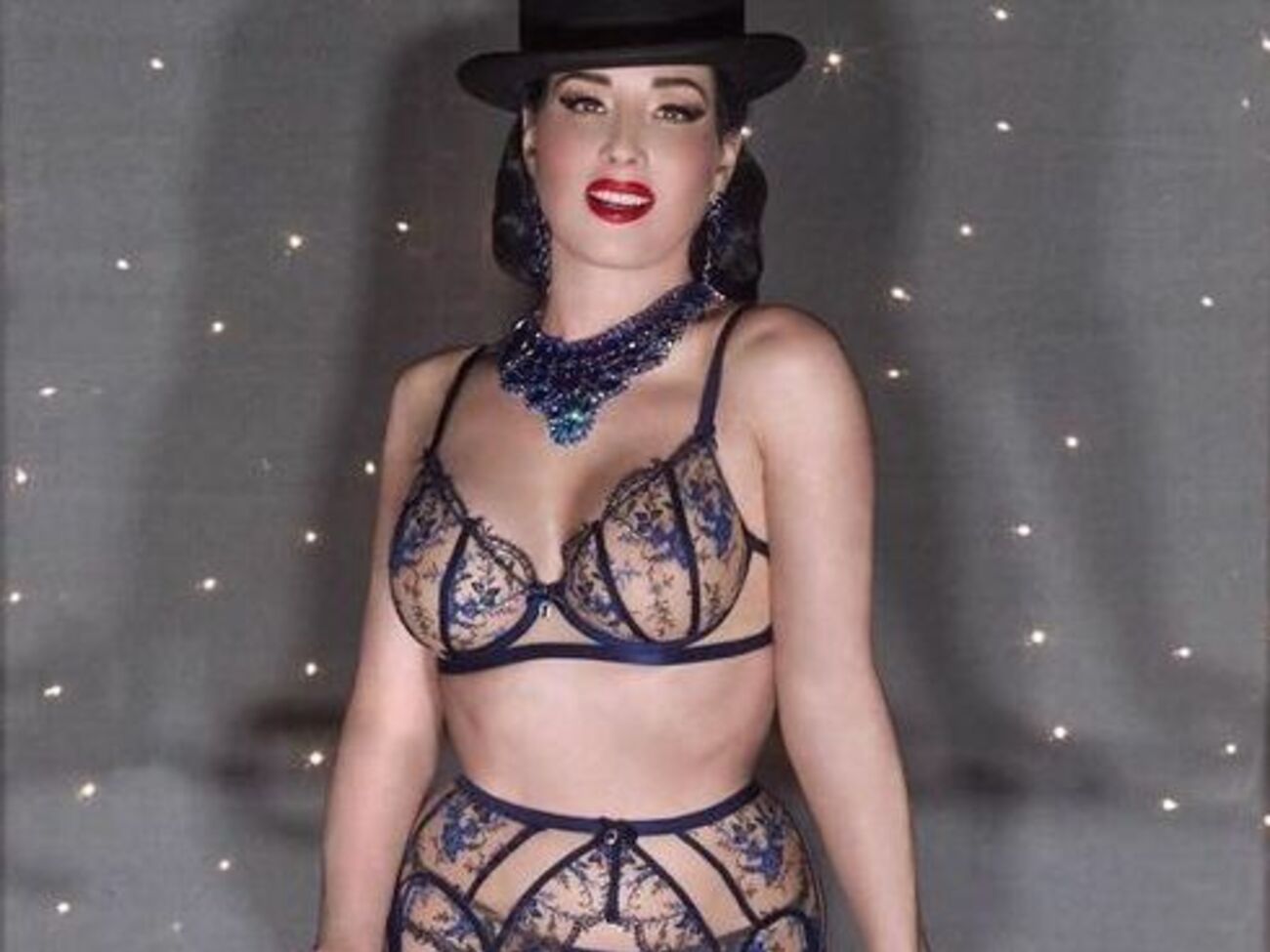 Коронным номером Диты фон Тиз&nbsp;является "Бокал&nbsp;мартини"