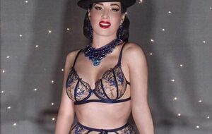 Коронным номером Диты фон Тиз является "Бокал мартини"