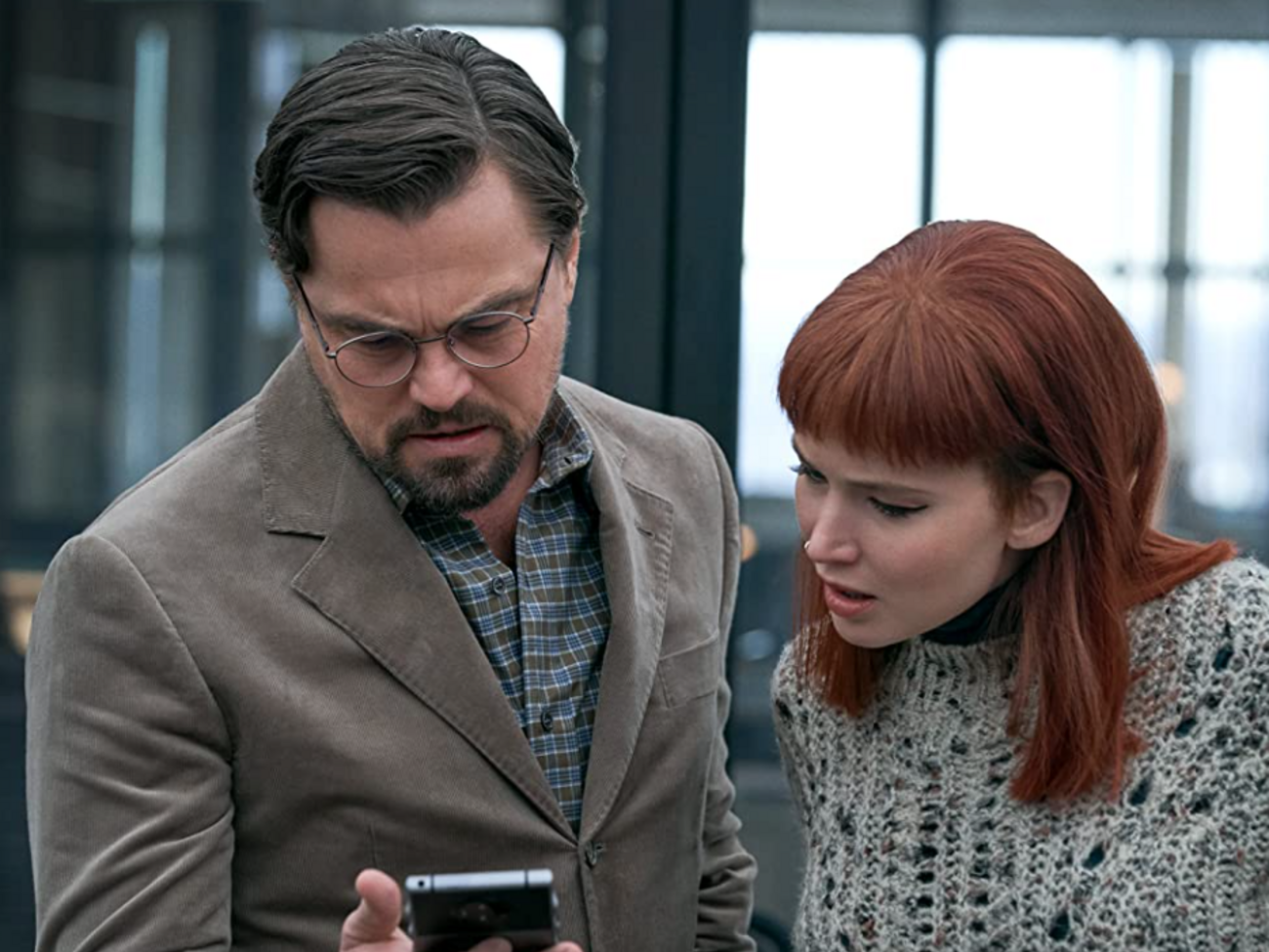 24 декабря на Netflix вышел американский сатирический научно-фантастический фильм "Не смотри вверх"