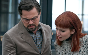 24 декабря на Netflix вышел американский сатирический научно-фантастический фильм "Не смотри вверх"