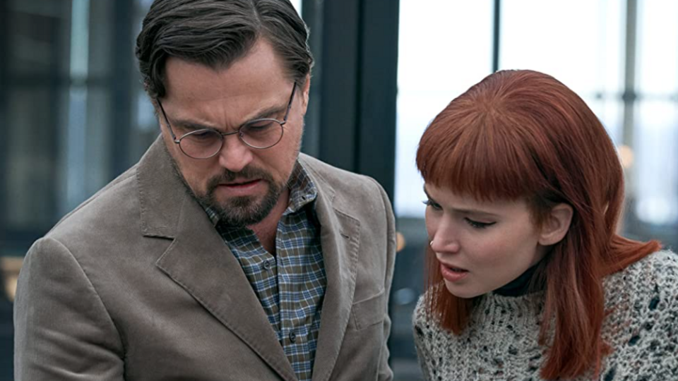 24 декабря на Netflix вышел американский сатирический научно-фантастический фильм "Не смотри вверх"