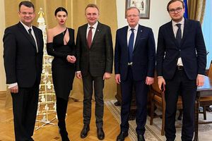 Грабарук (слева) на встрече с Садовым (в центре) появился с помощницей в вечернем наряде