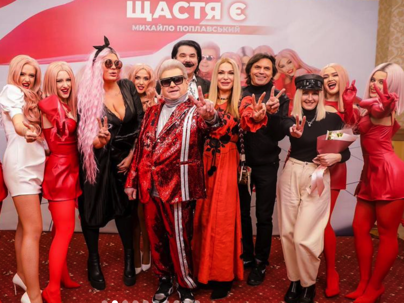 По сюжету главный герой в окружении красавиц-музыкантов играет на ударных и на рояле, рассказывая о том, что мы сами строим свою судьбу