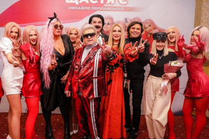 По сюжету главный герой в окружении красавиц-музыкантов играет на ударных и на рояле, рассказывая о том, что мы сами строим свою судьбу