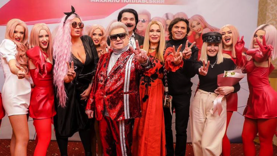 По сюжету главный герой в окружении красавиц-музыкантов играет на ударных и на рояле, рассказывая о том, что мы сами строим свою судьбу