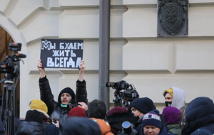Перед зданием суда силовики задерживали как стороников, так и противников "Мемориала"