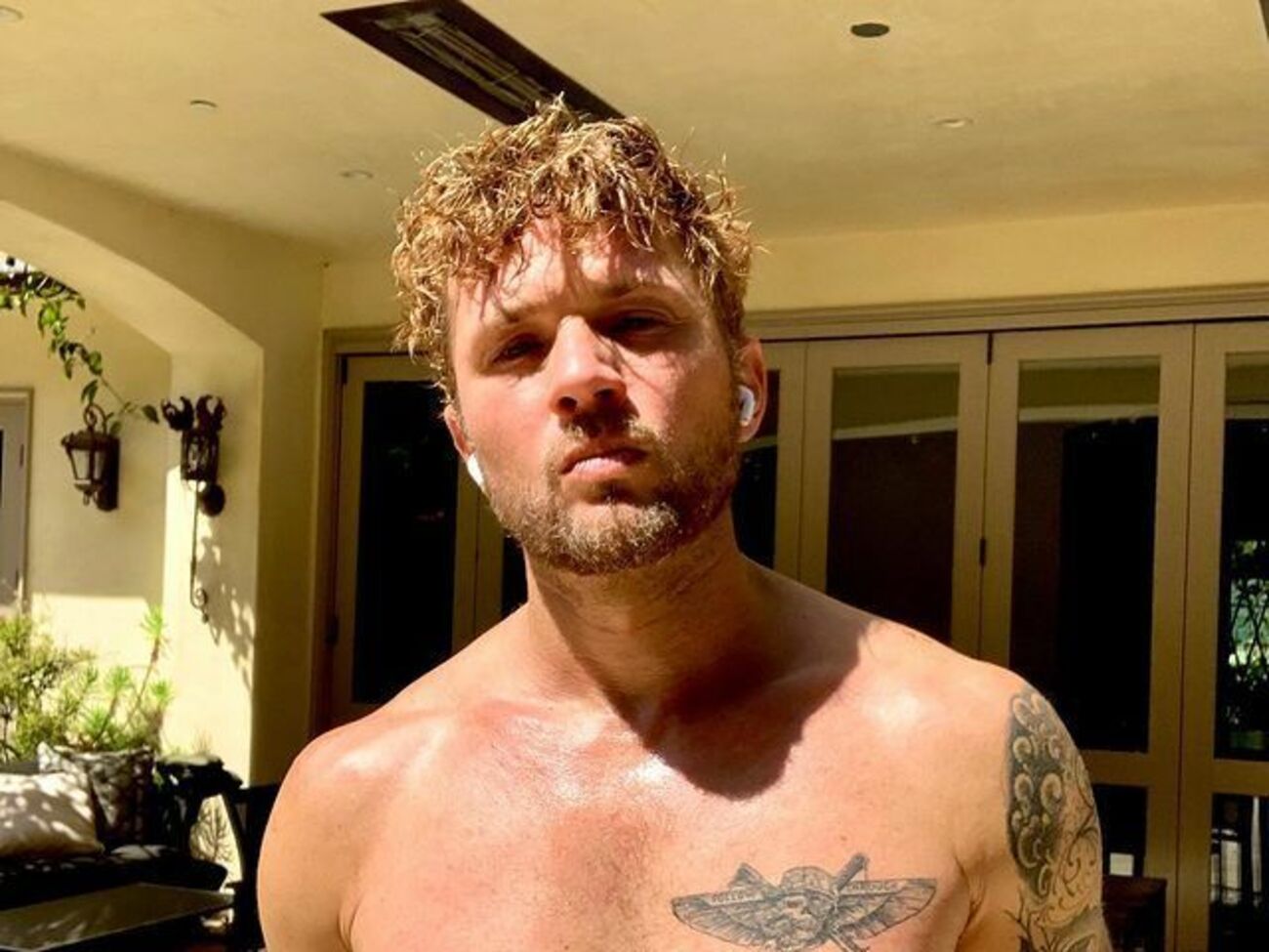 Райан Филипп опубликовал рождественское фото, на котором он запечатлен вместе с другом