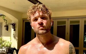 Райан Филипп опубликовал рождественское фото, на котором он запечатлен вместе с другом