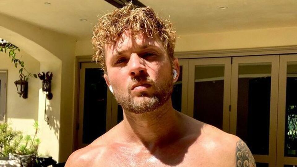 Райан Филипп опубликовал рождественское фото, на котором он запечатлен вместе с другом