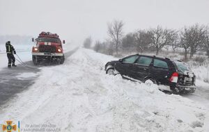 У Запорізькій області рятувальники надають допомогу на автошляхах через негоду
