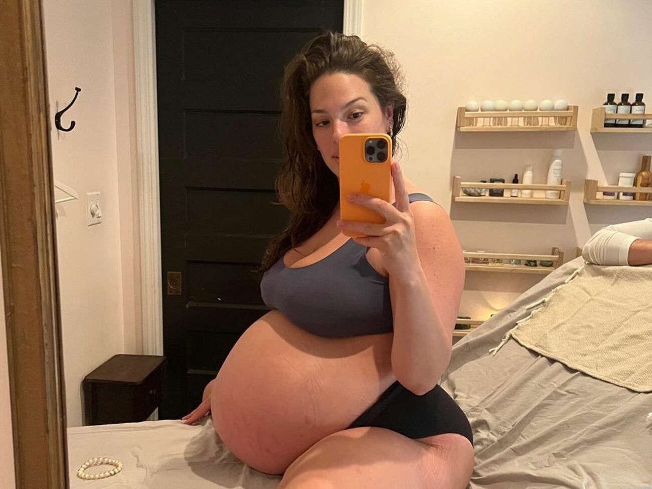 Грем не соромиться показувати своє оголене тіло, перебуваючи в очікуванні двійні