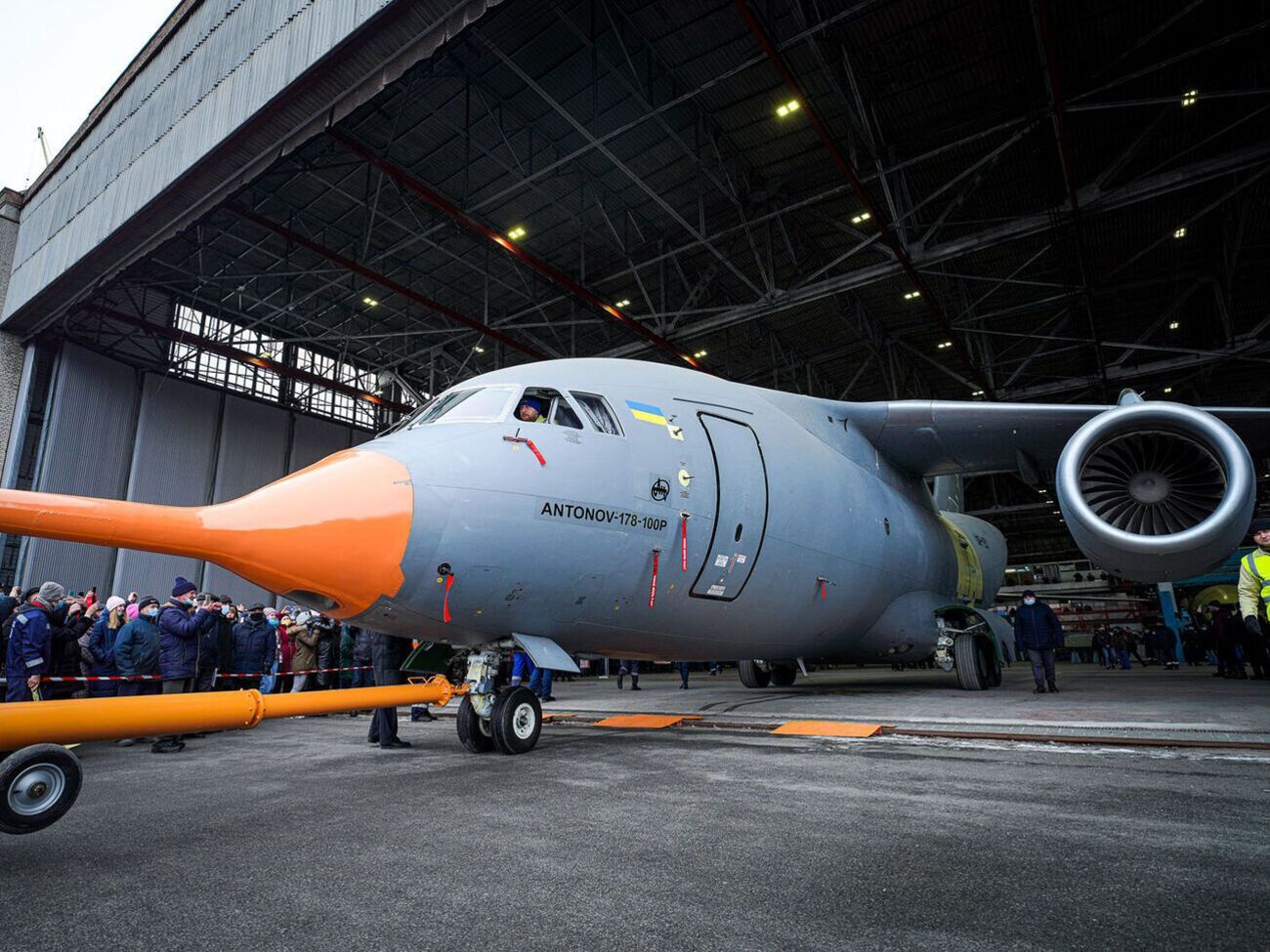 "Антонов" представил свой первый военно-транспортный самолет. Фоторепортаж