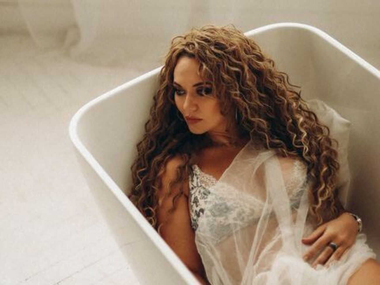 На відео Саліванчук танцювала під трек Zavtra українського гурту Mozgi