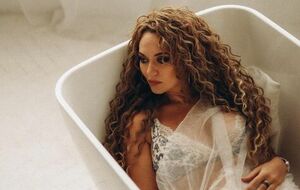 На відео Саліванчук танцювала під трек Zavtra українського гурту Mozgi