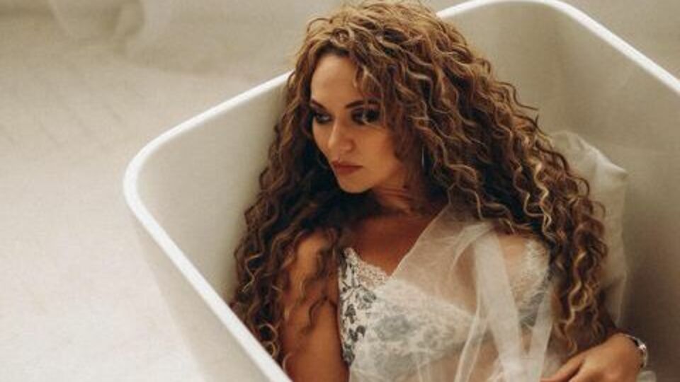 На відео Саліванчук танцювала під трек Zavtra українського гурту Mozgi